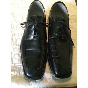 mens Madden solid black leather dress shoe  10M